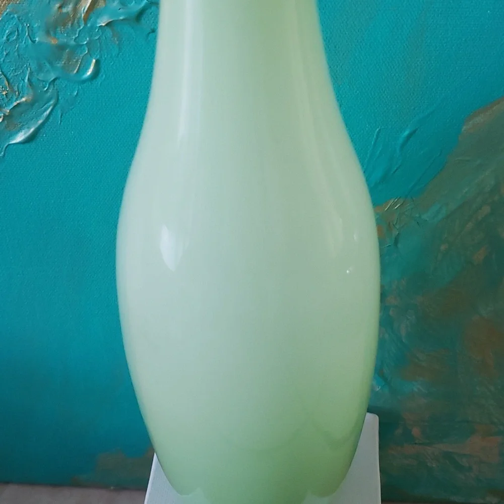 Vintage lime green glass vase - Picture 3 of 4
